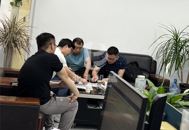 山東客戶來訪,實(shí)地考察玉米秸稈炭化設(shè)備