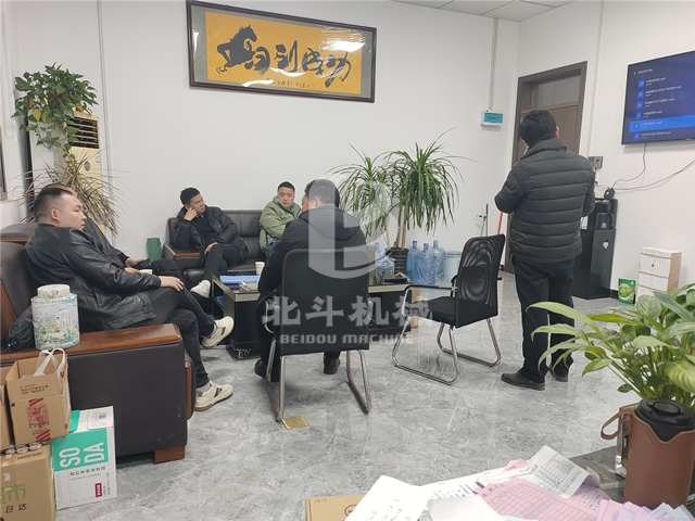 江西客戶探訪北斗機(jī)械麻桿炭化設(shè)備