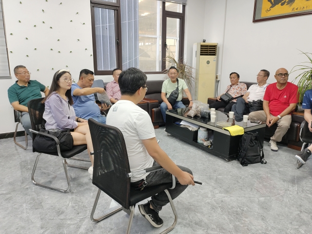 北斗機械與客戶共同探討炭化設備的工藝技術