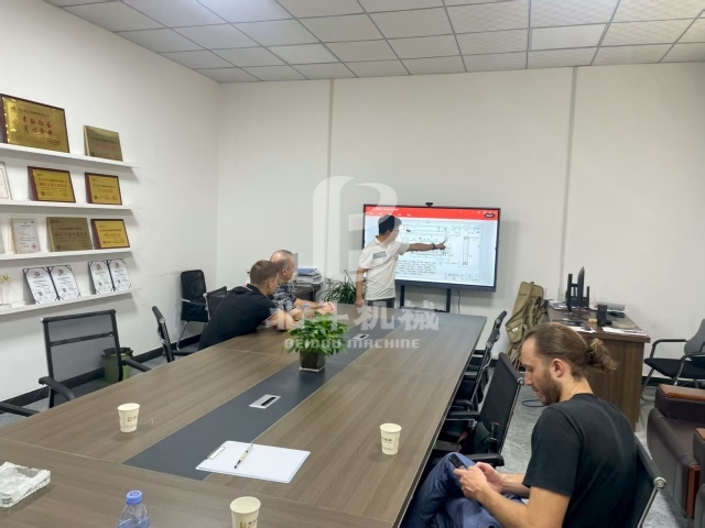 多輪深入洽談后,外國客戶決定訂購我廠炭化設(shè)備